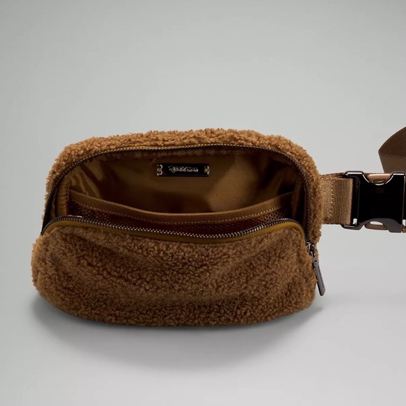 🤎NWT OG🤎Lululemon Everywhere Fleece Sherpa Belt Bag in Burnt Caramel - Picture 9 of 10